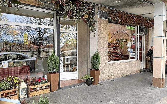 Algunas de las propuestas decorativas del comercio abantoarra para estas fechas. | FOTO: E. ZUNZUNEGI