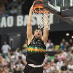 Jeff Withey se cuelga del aro del Valencia Basket.