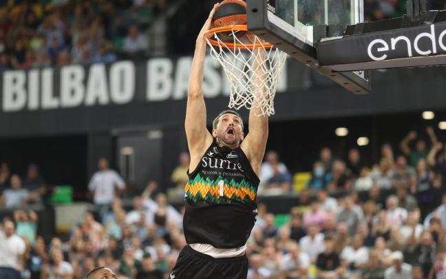 Jeff Withey se cuelga del aro del Valencia Basket.