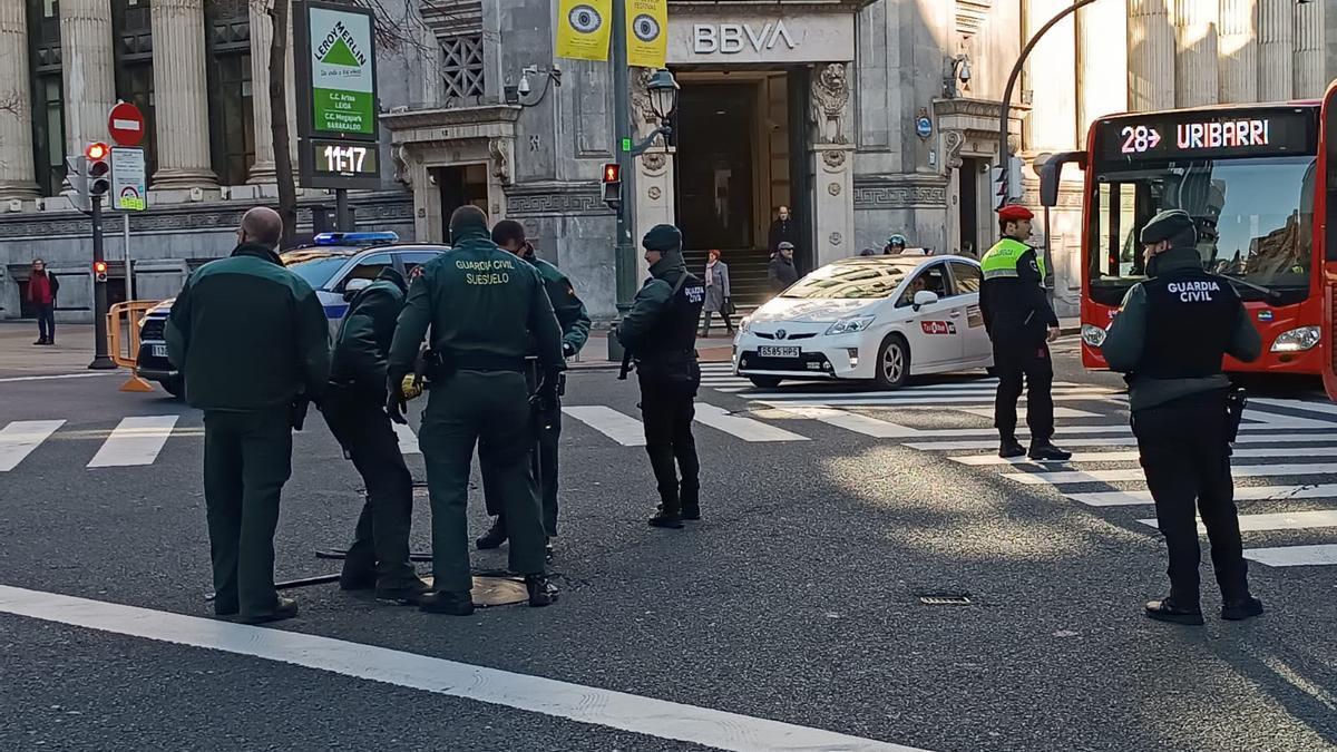 Agentes de la Guardia Civil inspeccionan el alcantarillado en la Gran Vía de Bilbao