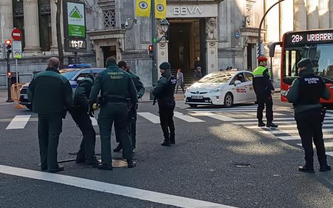 Agentes de la Guardia Civil inspeccionan el alcantarillado en la Gran Vía de Bilbao