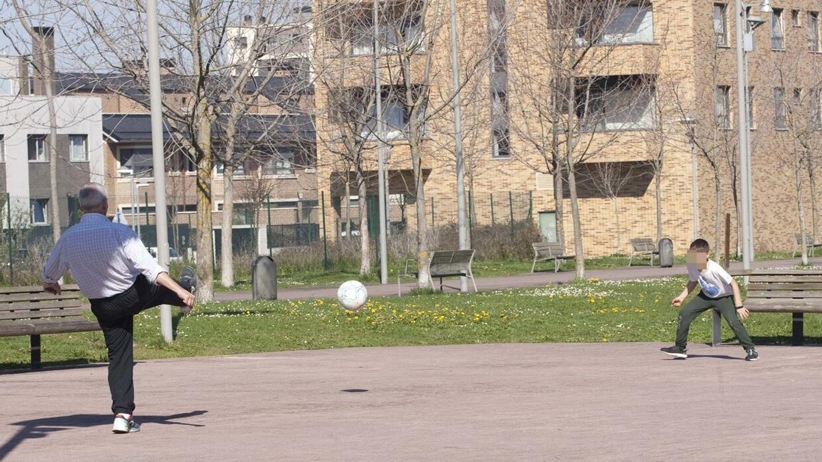 El polémico cartel divide a los vecinos de este barrio de Vitoria