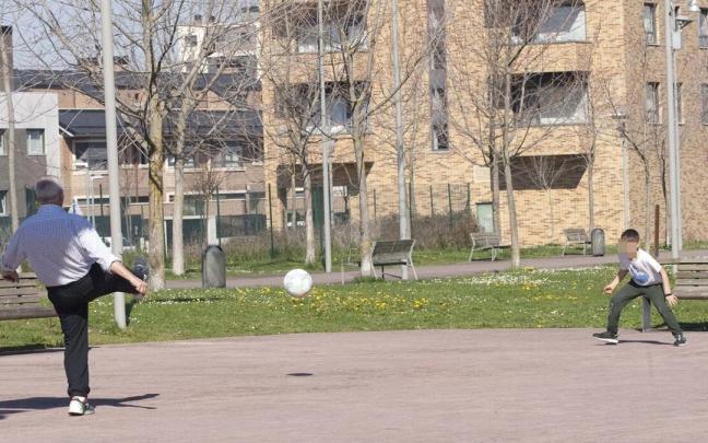 El polémico cartel divide a los vecinos de este barrio de Vitoria
