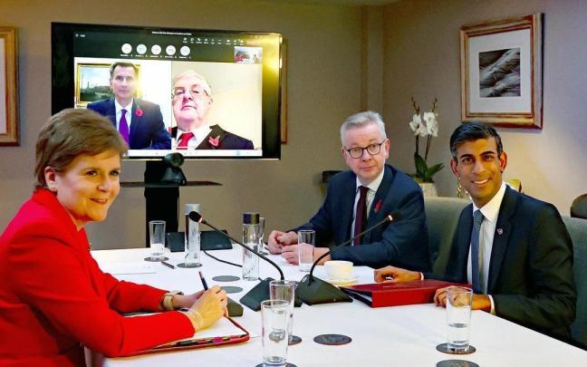 El primer ministro británico, Rishi Sunak, junto a la primera ministra de Escocia, Nicola Sturgeon ,y el primer ministro de Gales, Mark Drakeford .