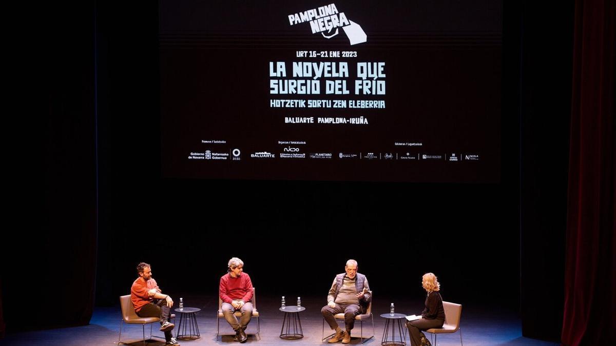 Agustín Martínez, Antonio Mercero, Jorge Díaz y la periodista Ana Valencia, que moderó la mesa redonda ayer en el Baluarte de Pamplona.