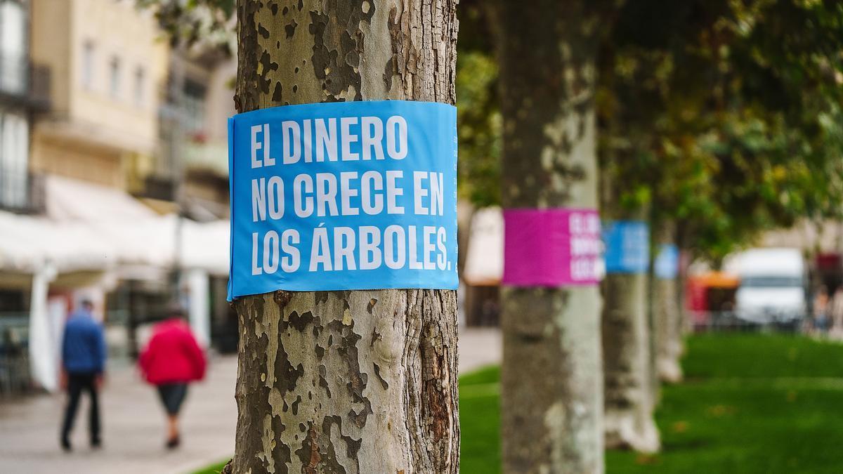 Uno de los mensajes en un árbol situado en la Plaza del Castillo.