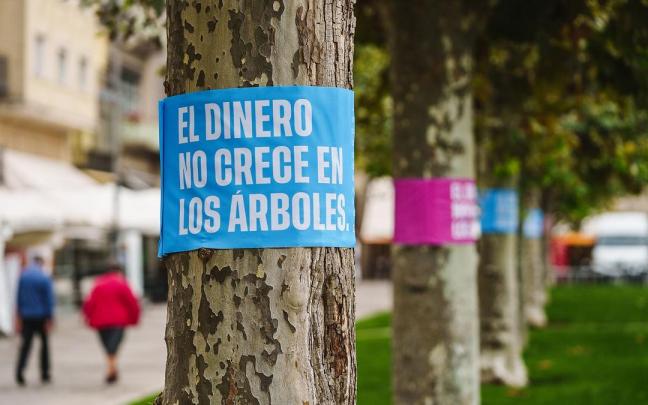 Uno de los mensajes en un árbol situado en la Plaza del Castillo. Uno de los mensajes en un árbol situado en la Plaza del Castillo.