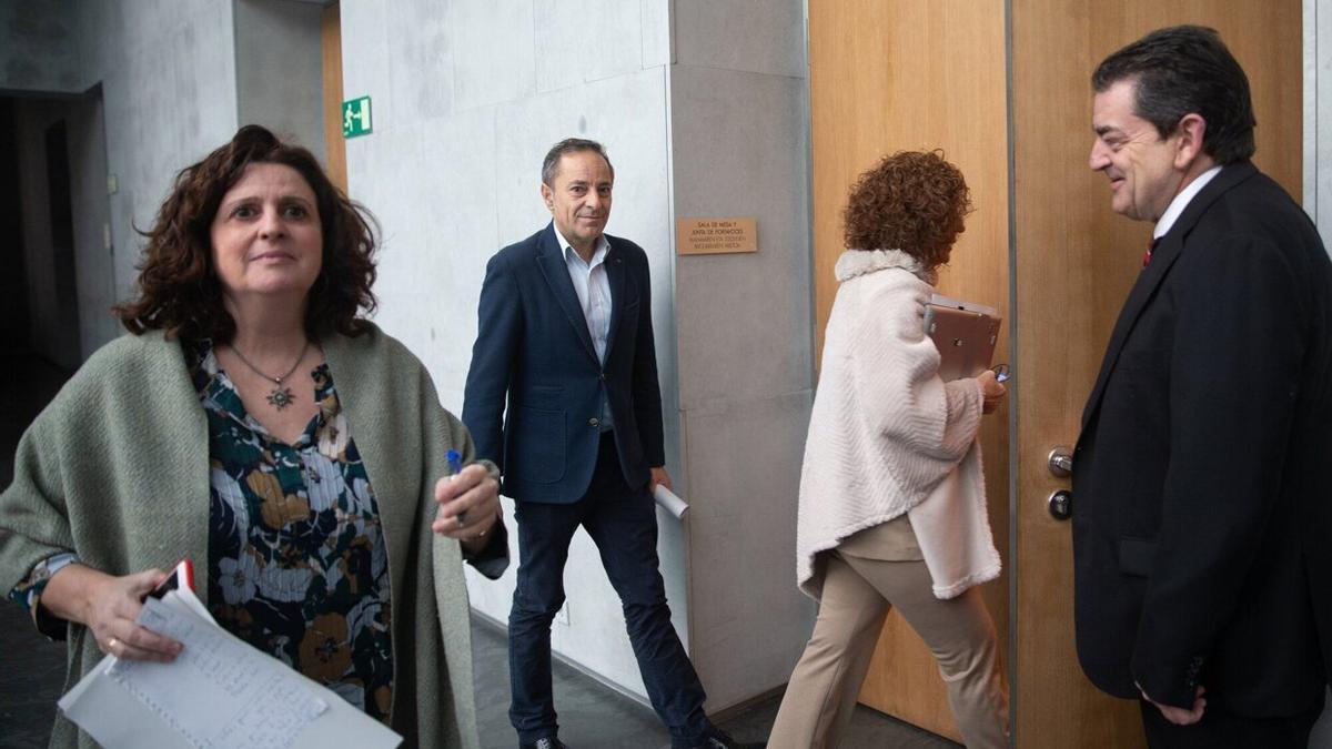 Parlamentarios de UPN, a la entrada la reunión de la Mesa y Junta de Portavoces del Parlamento de Navarra