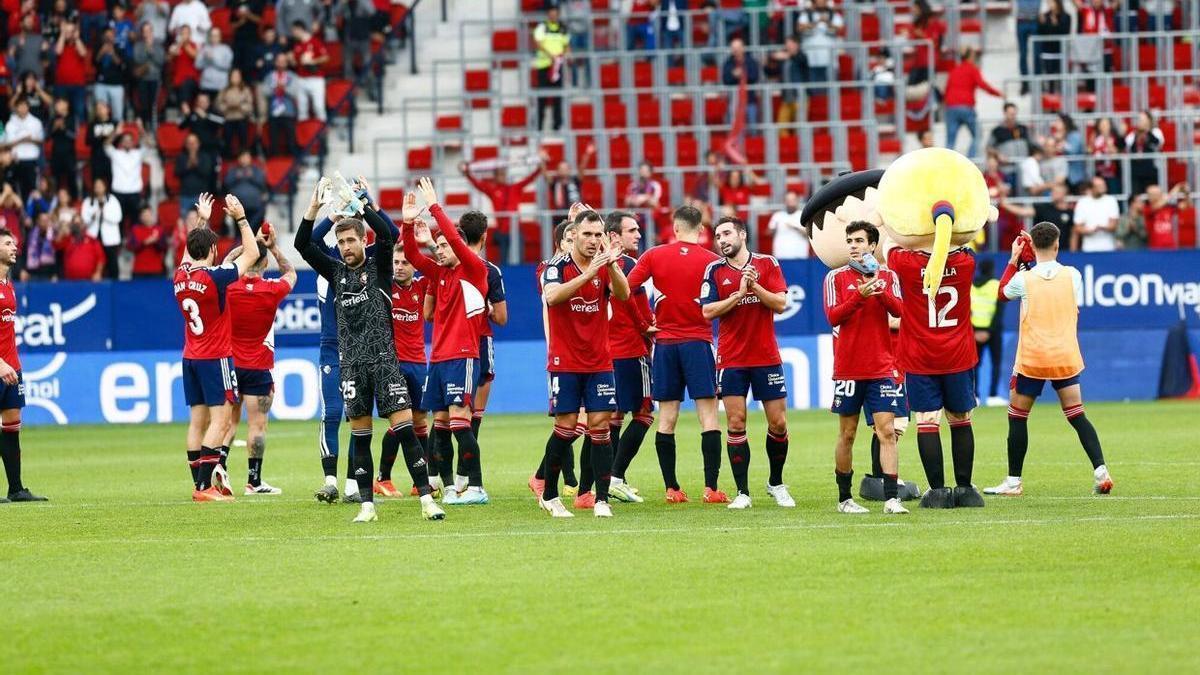 Los jugadores de Osasuna celebran el triunfo ante el Real Valladolid con su afición