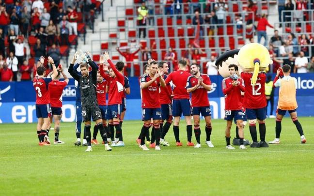 Los jugadores de Osasuna celebran el triunfo ante el Real Valladolid con su afición