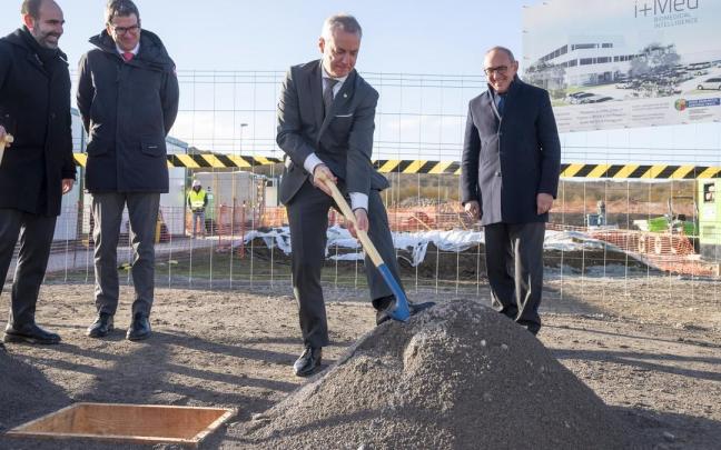 El lehendakari coloca la primera piedra del Instituto Biomédico de Nanohidrogeles Inteligentes en Miñano.