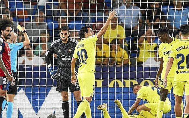 El arbitro asturiano Pablo Gonz&aacute;lez Fuertes muestra la tarjeta amarilla a Sergio Herrera tras el penalti cometido sobre Iv&aacute;n Baena, tendido en el suelo .