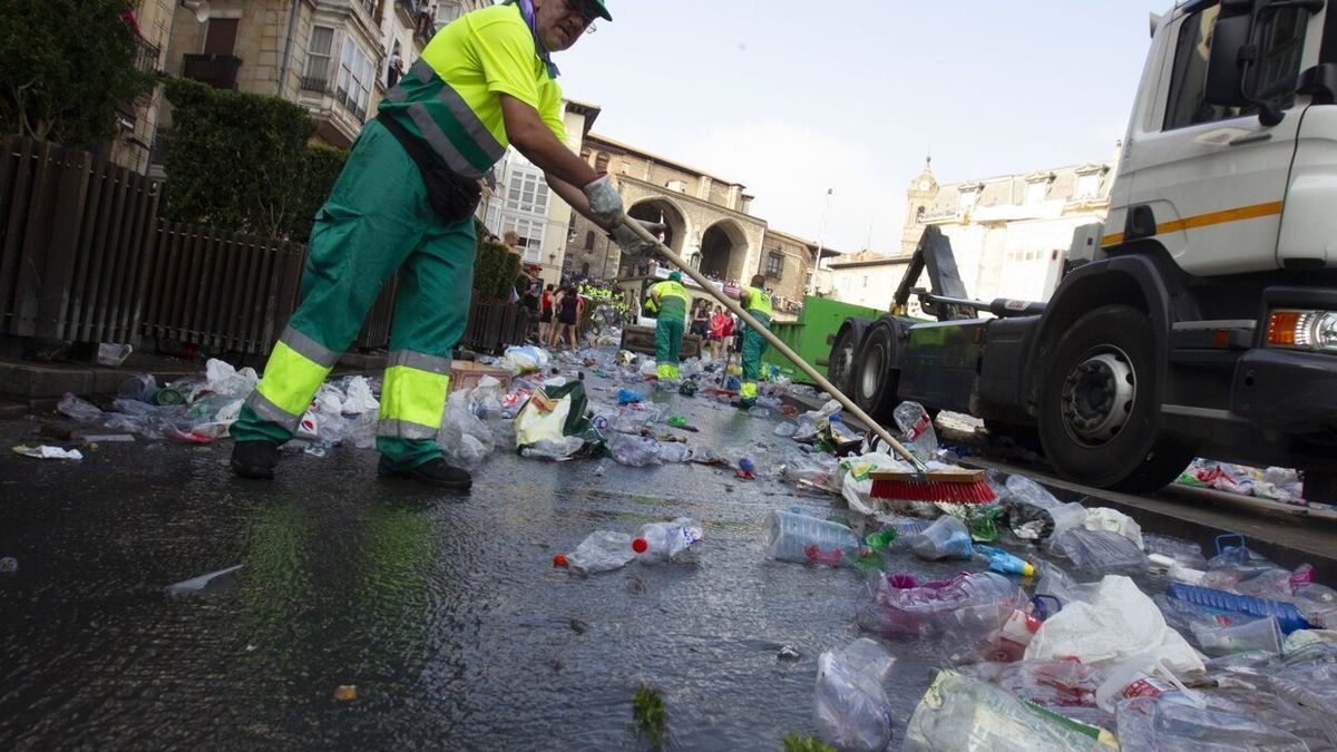 Limpieza en las calles de Vitoria durante las fiestas