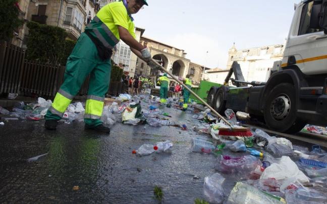 Limpieza en las calles de Vitoria durante las fiestas Limpieza en las calles de Vitoria durante las fiestas