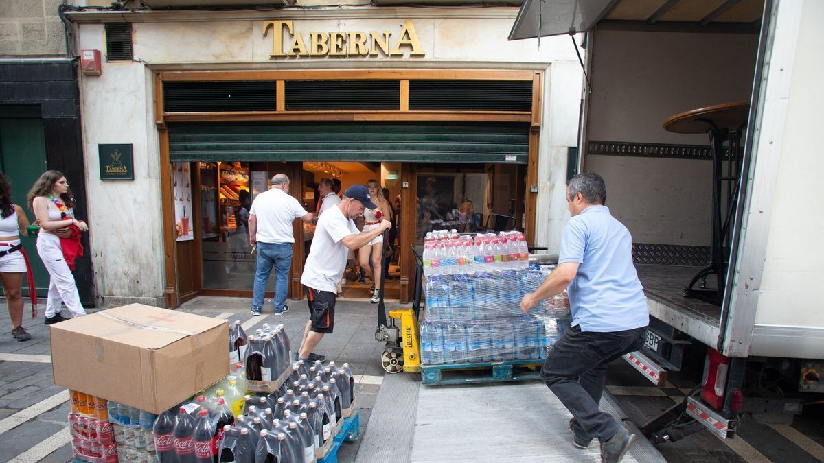 Un local repone género a primera hora de este viernes 15 de julio, terminadas ya las fiestas de San Fermín.