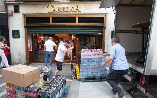 Un local repone género a primera hora de este viernes 15 de julio, terminadas ya las fiestas de San Fermín. Un local repone género a primera hora de este viernes 15 de julio, terminadas ya las fiestas de San Fermín.