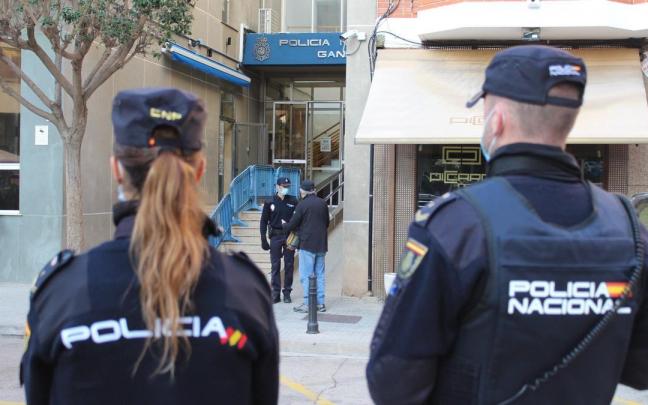 Dos agentes de la Policía Nacional Dos agentes de la Policía Nacional