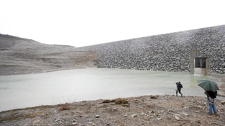 Así fue el inicio del llenado de la balsa de agua de Noryeste; a la derecha, Javier Torre, presidente de UAGA. | FOTO: DNA/JORGE MUÑOZ