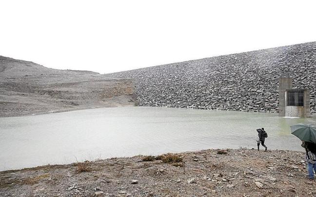 Así fue el inicio del llenado de la balsa de agua de Noryeste; a la derecha, Javier Torre, presidente de UAGA. | FOTO: DNA/JORGE MUÑOZ Así fue el inicio del llenado de la balsa de agua de Noryeste; a la derecha, Javier Torre, presidente de UAGA. | FOTO: DNA/JORGE MUÑOZ