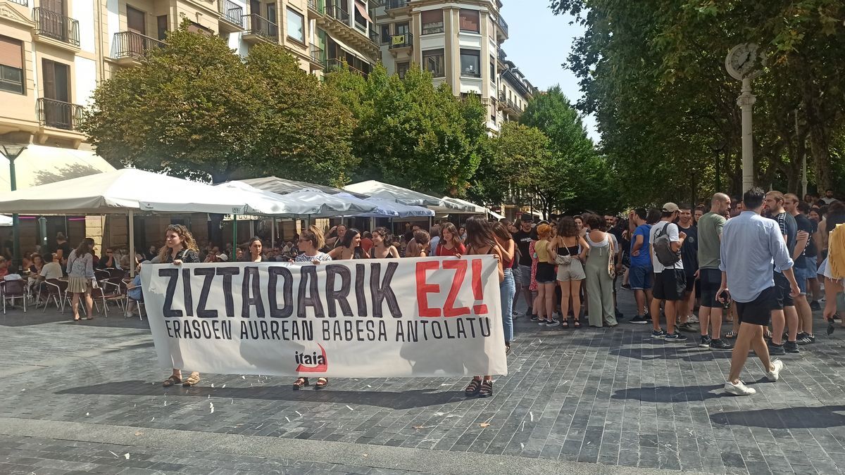 Manifestación de Itaia en Donostia en contra de los pinchazos a mujeres.