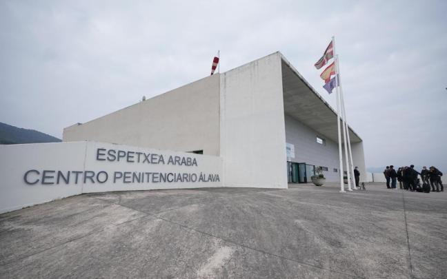 Entrada del centro penitenciario de Zaballa. Entrada del centro penitenciario de Zaballa.