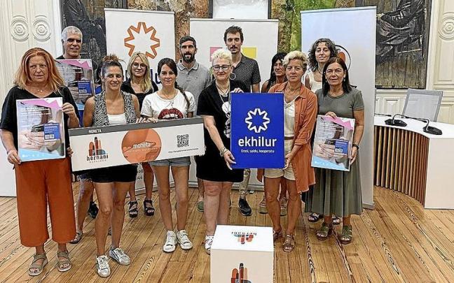 Representantes de los promotores y varios usuarios de la moneda ekhi. | FOTO: N.G.