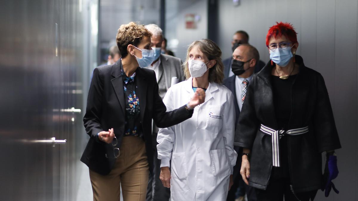 María Chivite, Maite Mendioroz y Santos Induráin, durante la visita a la exposición.