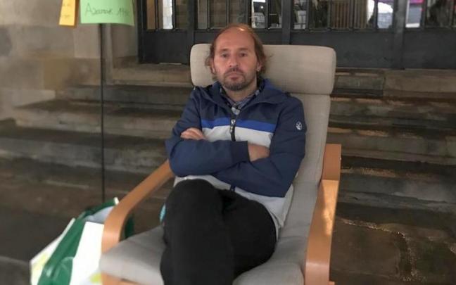 Iker Fernández se instaló ayer en los bajos del Ayuntamiento de Durango en señal de protesta. Iker Fernández se instaló ayer en los bajos del Ayuntamiento de Durango en señal de protesta.
