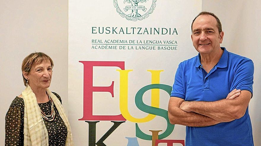 Sagrario Aleman (Euskaltzaindia) y Enrike Diez de Ulzurrun (Fundaci&oacute;n Iru&ntilde;eko Komunikabideak) ayer, en la presentaci&oacute;n del seminario.