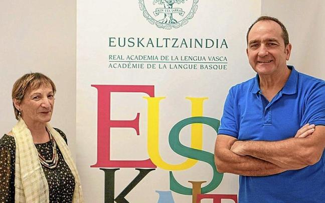 Sagrario Aleman (Euskaltzaindia) y Enrike Diez de Ulzurrun (Fundaci&oacute;n Iru&ntilde;eko Komunikabideak) ayer, en la presentaci&oacute;n del seminario.