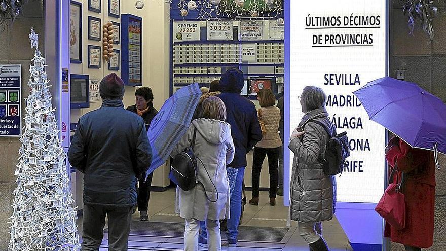 Cola para comprar la Lotería de Navidad, este martes en Pamplona.