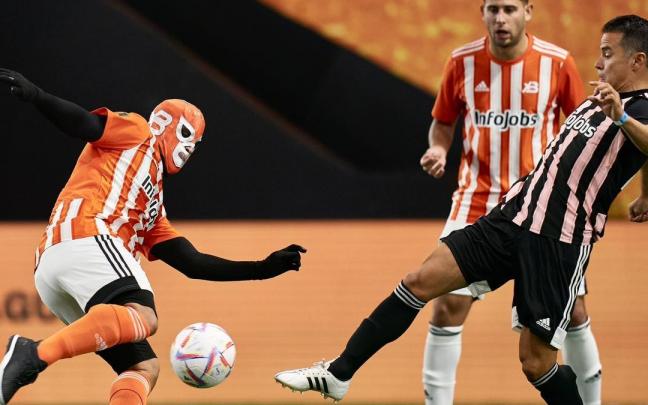 El jugador misterioso pugna por un balón con Saviola