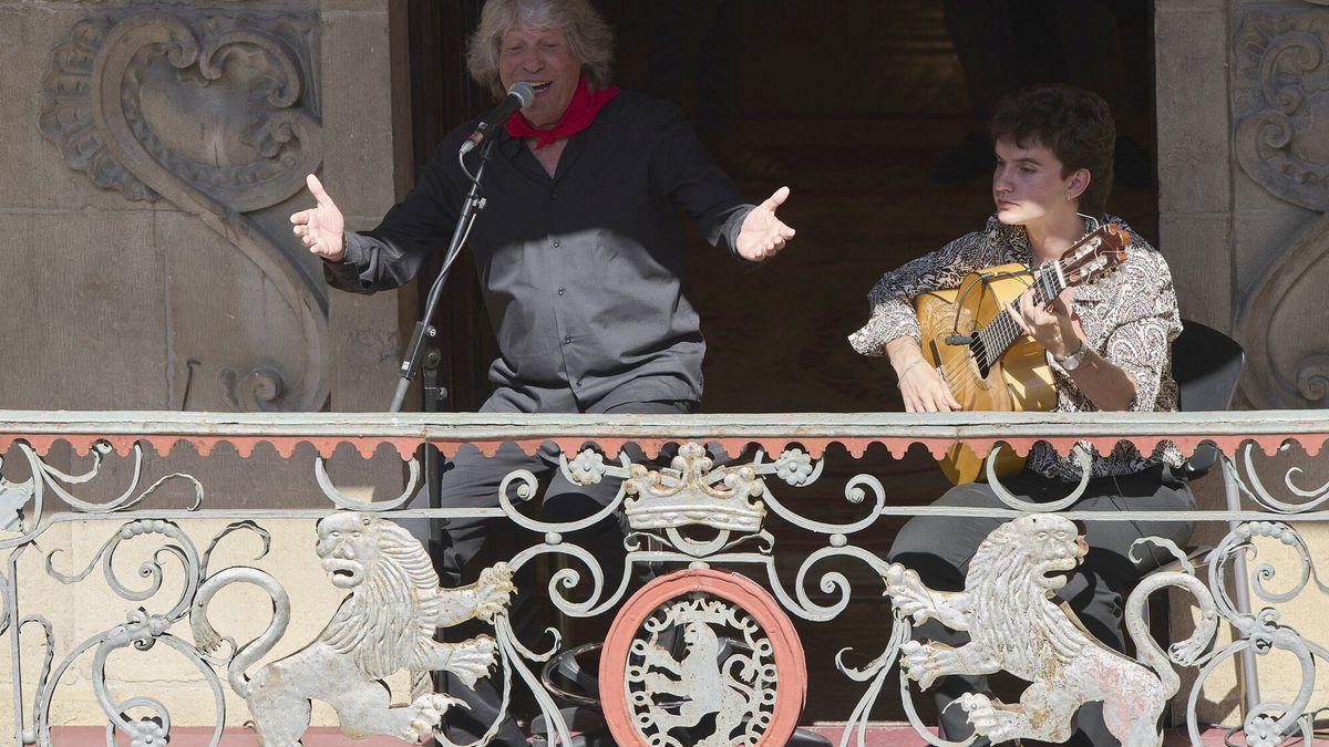 José Mercé, el sábado en el balcón de la plaza del Ayuntamiento con Manuel Cerpa, luce el pañuelo que le regalaron el viernes.