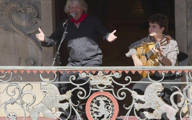 José Mercé, el sábado en el balcón de la plaza del Ayuntamiento con Manuel Cerpa, luce el pañuelo que le regalaron el viernes.