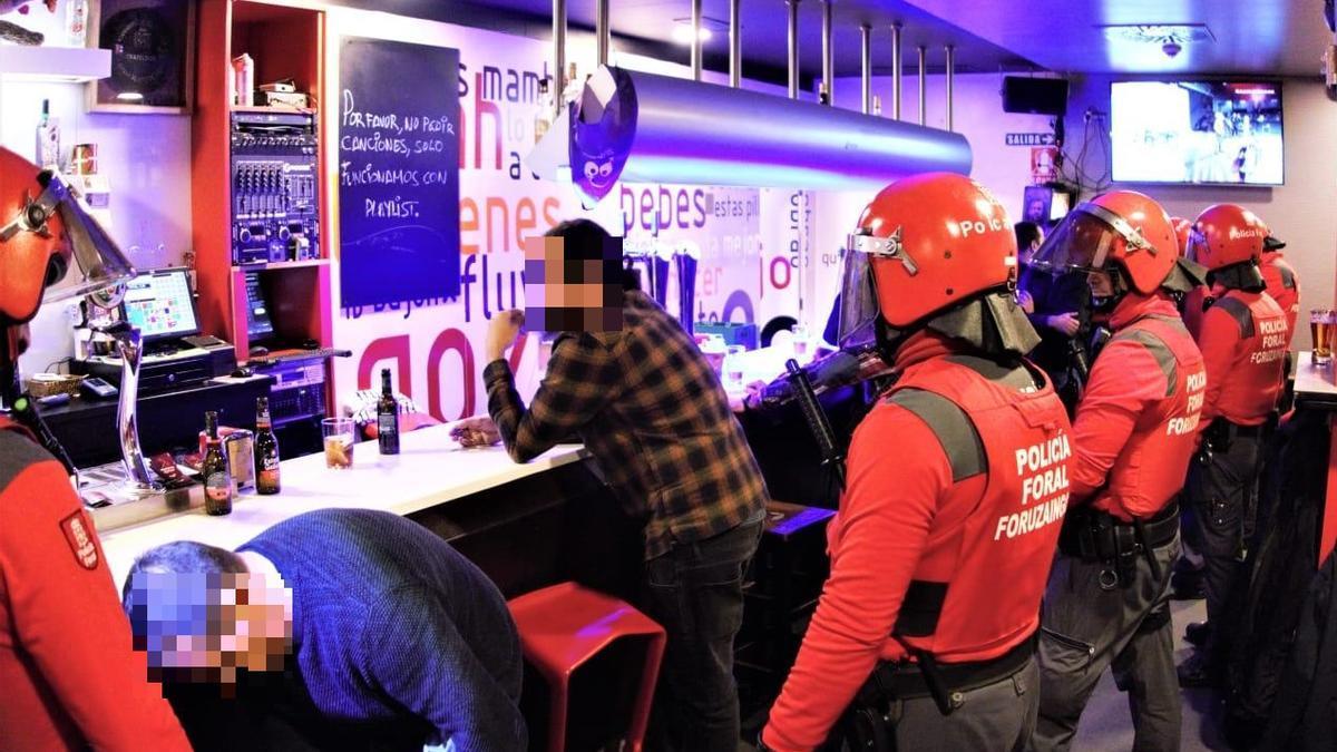 La intervención policial en el bar de Villava se saldó con una docena de denuncias.