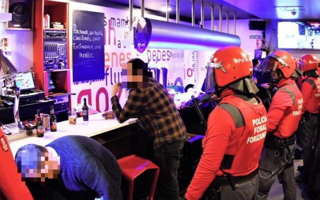 La intervención policial en el bar de Villava se saldó con una docena de denuncias. La intervención policial en el bar de Villava se saldó con una docena de denuncias.