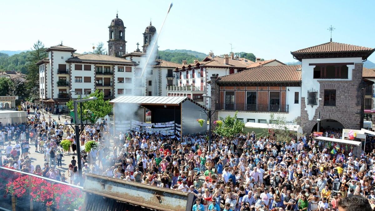 La Plaza de los Fueros de Elizondo se qued&oacute; peque&ntilde;a para acoger a la multitud que acudi&oacute; a vivir el primer cohete de las fiestas de Santiago