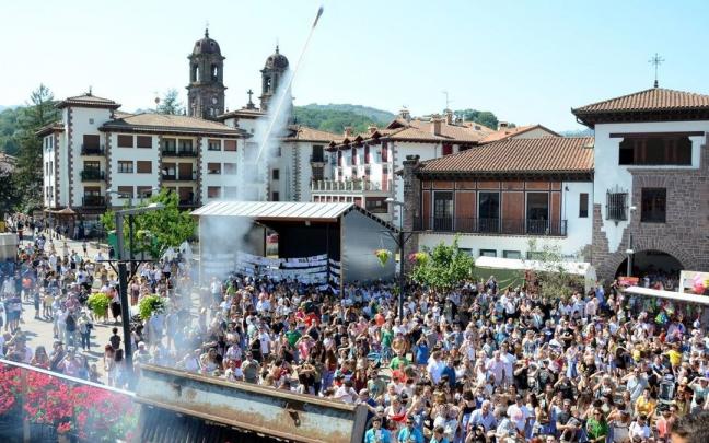La Plaza de los Fueros de Elizondo se qued&oacute; peque&ntilde;a para acoger a la multitud que acudi&oacute; a vivir el primer cohete de las fiestas de Santiago