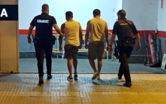 Imagen de archivo de detenidos por hurto escoltados por la Policía. Imagen de archivo de detenidos por hurto escoltados por la Policía.