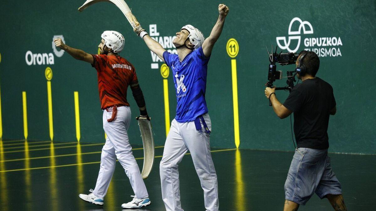 Javier Urriza celebra con los brazos en alto el triunfo en la final contra Barrenetxea IV.