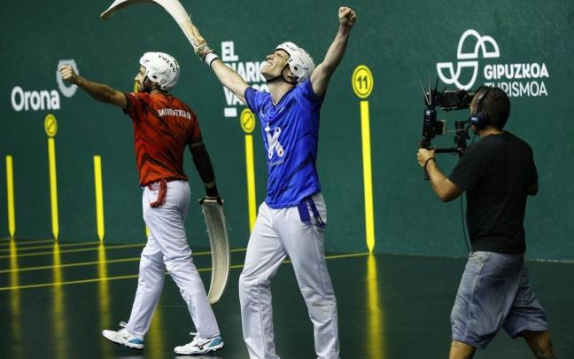 Javier Urriza celebra con los brazos en alto el triunfo en la final contra Barrenetxea IV.