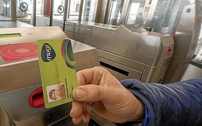 Un usuario del servicio de Euskotren haciendo uso de la Mugi.