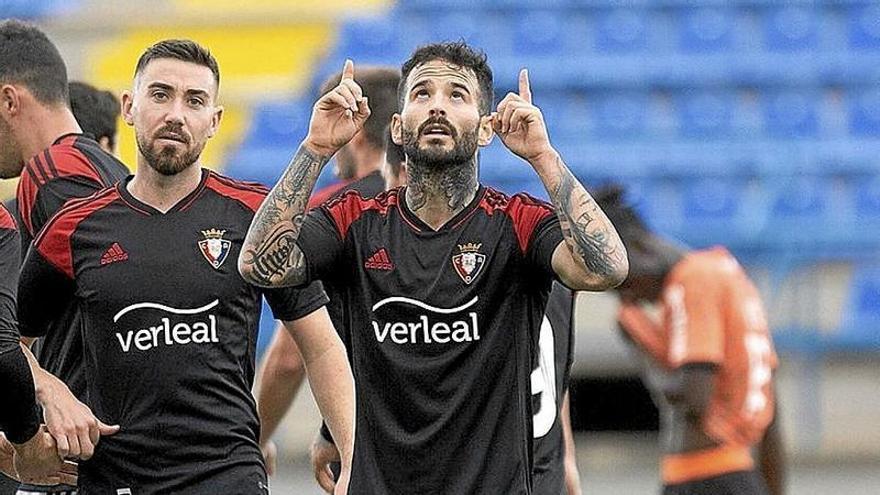 Rubén García, señalando al cielo, después de marcar. | FOTO: OSASUNA