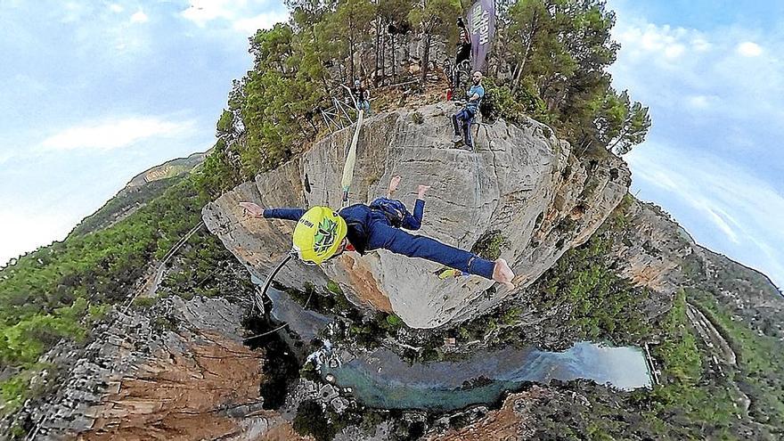 Iker Pou salta al vacío desde El Pilar del Mijares. Foto: Hermanos Pou