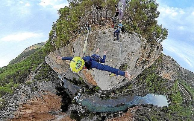 Iker Pou salta al vacío desde El Pilar del Mijares. Foto: Hermanos Pou Iker Pou salta al vacío desde El Pilar del Mijares. Foto: Hermanos Pou