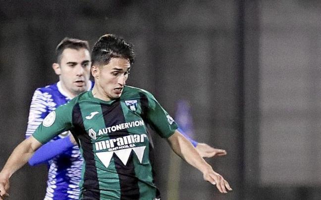 Álvaro Mateo trata de controlar el balón frente al Beasain. Álvaro Mateo trata de controlar el balón frente al Beasain.