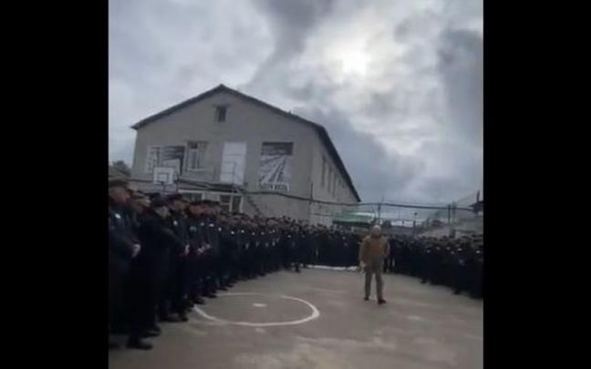 Imágenes grabadas en un centro penitenciario ruso en las que se ve el reclutamiento de reos. Imágenes grabadas en un centro penitenciario ruso en las que se ve el reclutamiento de reos.