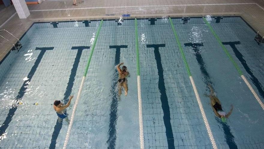 Personas nadando en una piscina.