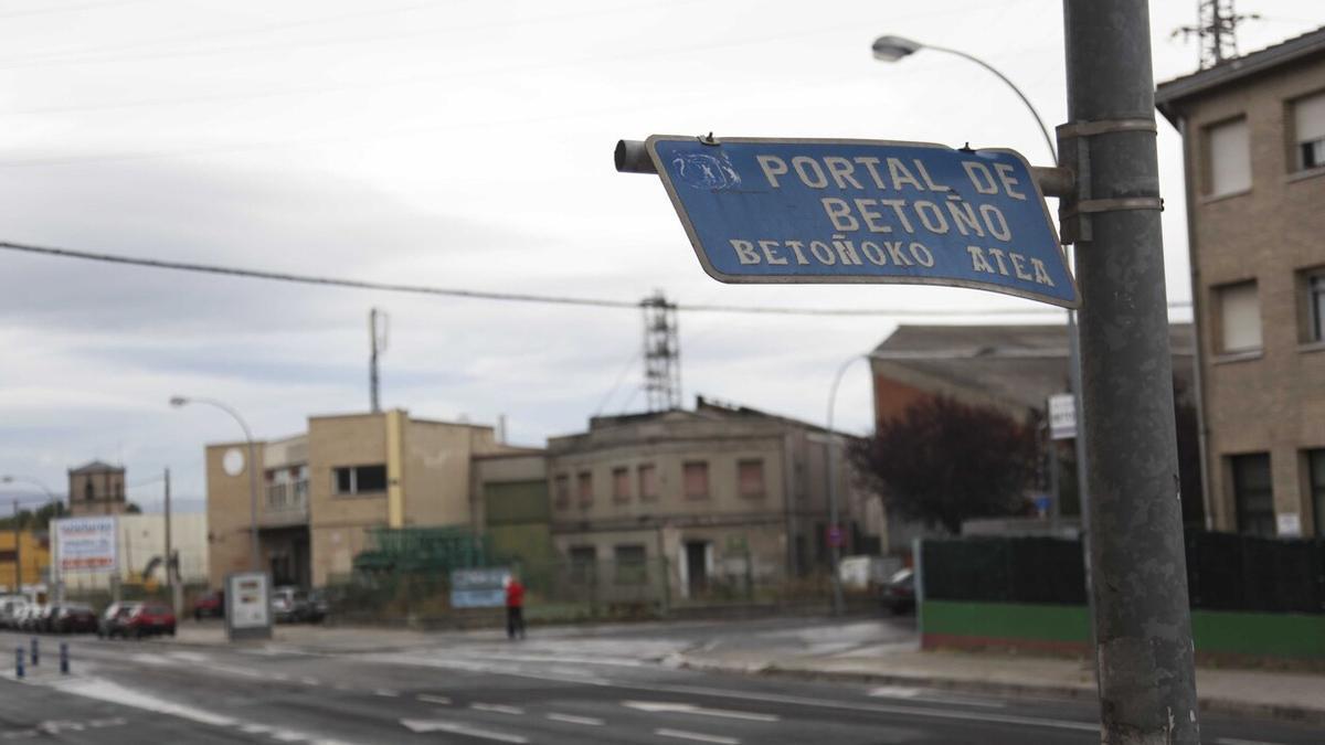 El coche destrozado estaba aparcado en la calle Portal de Betoño de Vitoria