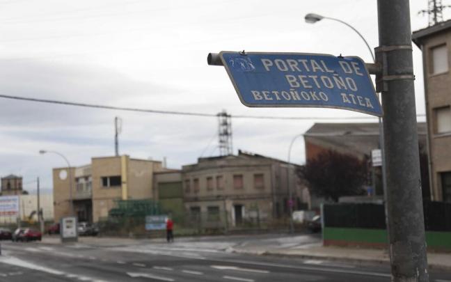 El coche destrozado estaba aparcado en la calle Portal de Betoño de Vitoria